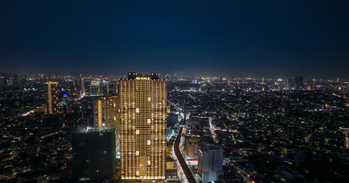 The Oriana North Tower at night, Aurora Boulevard, Quezon City