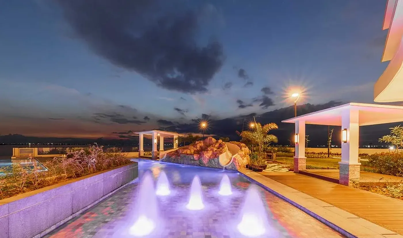Kiddie pool with fountains at dusk at Oak Harbor Residences