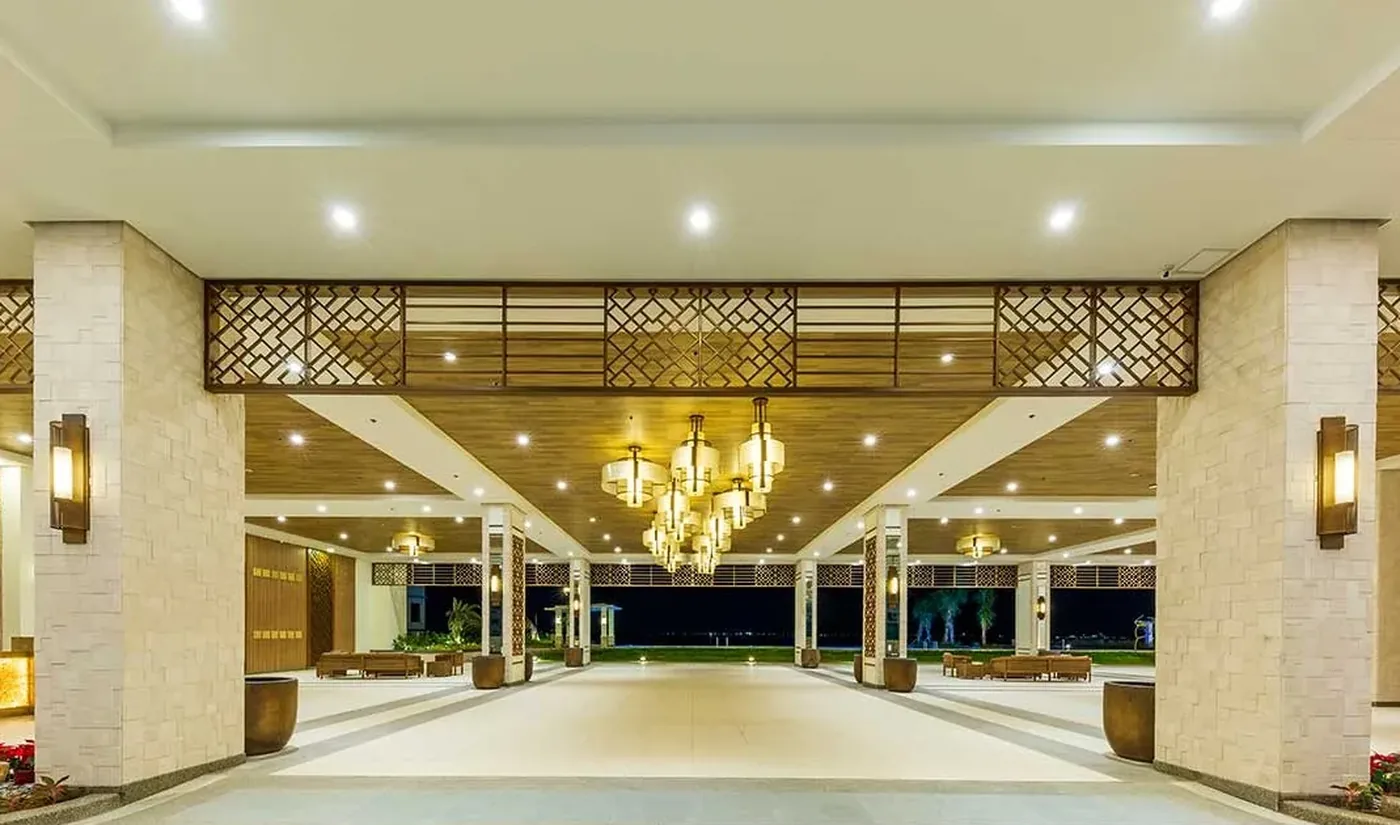 The Colonnade arrival court at Oak Harbor Residences