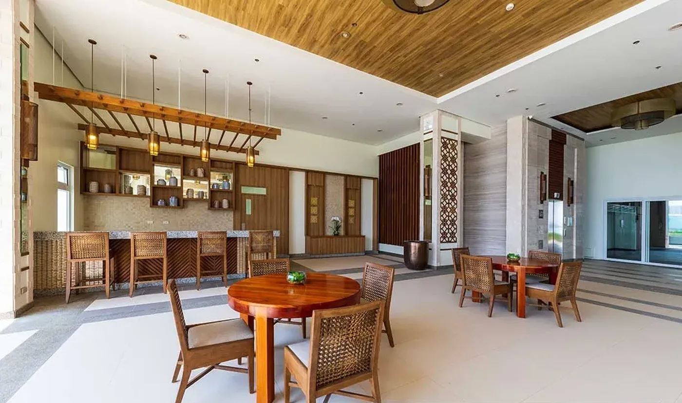 Snack bar and lounge area at Oak Harbor Residences